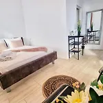 Kyd House Studiouri Si La 100 De M De Plaja Debarcader Pensiune