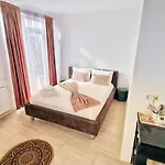 Pensiune Kyd House Studiouri Si La 100 De M De Plaja Debarcader Eforie Nord