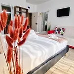 Pensiune Kyd House Studiouri Si La 100 De M De Plaja Debarcader 3*