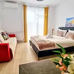 Pensiune Kyd House Studiouri Si La 100 De M De Plaja Debarcader Eforie Nord