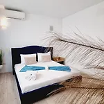 Pensiune Kyd House Studiouri Si La 100 De M De Plaja Debarcader