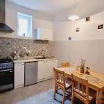 Kyd House Studiouri Si La 100 De M De Plaja Debarcader Pensiune 3*