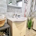 Kyd House Studiouri Si La 100 De M De Plaja Debarcader Pensiune