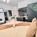 Kyd House Studiouri Si La 100 De M De Plaja Debarcader Pensiune Eforie Nord