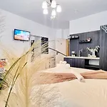 Pensiune Kyd House Studiouri Si La 100 De M De Plaja Debarcader
