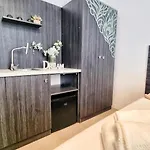 Kyd House Studiouri Si La 100 De M De Plaja Debarcader Pensiune 3*
