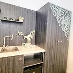 Pensiune Kyd House Studiouri Si La 100 De M De Plaja Debarcader Eforie Nord