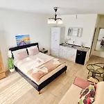 Kyd House Studiouri Si La 100 De M De Plaja Debarcader