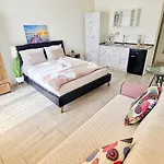 Pensiune Kyd House Studiouri Si La 100 De M De Plaja Debarcader