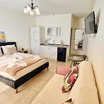 Kyd House Studiouri Si La 100 De M De Plaja Debarcader Pensiune