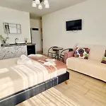 Pensiune Kyd House Studiouri Si La 100 De M De Plaja Debarcader