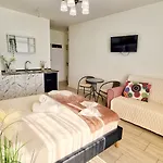 Kyd House Studiouri Si La 100 De M De Plaja Debarcader Pensiune