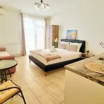 Pensiune Kyd House Studiouri Si La 100 De M De Plaja Debarcader Eforie Nord