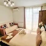 Kyd House Studiouri Si La 100 De M De Plaja Debarcader