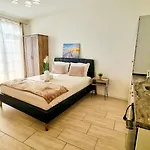 Kyd House Studiouri Si La 100 De M De Plaja Debarcader Pensiune