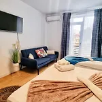 Pensiune Kyd House Studiouri Si La 100 De M De Plaja Debarcader Eforie Nord