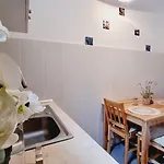 Kyd House Studiouri Si La 100 De M De Plaja Debarcader Pensiune Eforie Nord