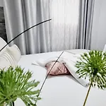 Pensiune Kyd House Studiouri Si La 100 De M De Plaja Debarcader Eforie Nord