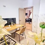 Kyd House Studiouri Si La 100 De M De Plaja Debarcader Pensiune