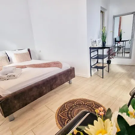 Kyd House Studiouri Si La 100 De M De Plaja Debarcader Pensiune