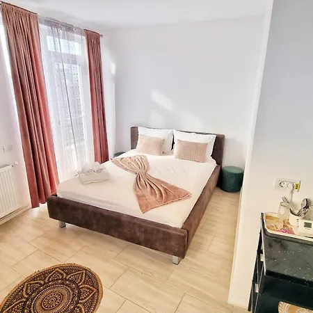 Pensiune Kyd House Studiouri Si La 100 De M De Plaja Debarcader Eforie Nord