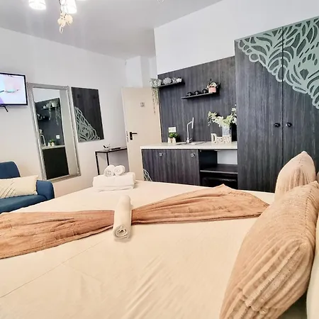 Kyd House Studiouri Si La 100 De M De Plaja Debarcader Pensiune Eforie Nord