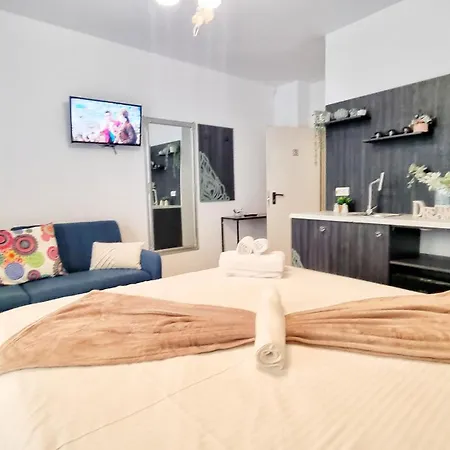 Pensiune Kyd House Studiouri Si La 100 De M De Plaja Debarcader Eforie Nord