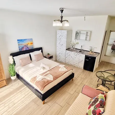 Kyd House Studiouri Si La 100 De M De Plaja Debarcader