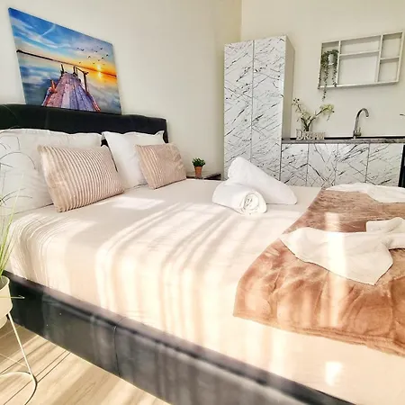 Kyd House Studiouri Si La 100 De M De Plaja Debarcader Pensiune 3*