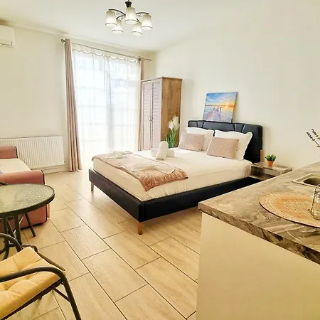 Pensiune Kyd House Studiouri Si La 100 De M De Plaja Debarcader Eforie Nord